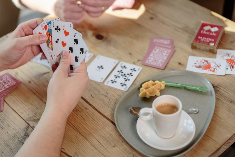 CARTAMUNDI Shuffle Retro Kartenspiel – Buntes Design, Einfache Regeln, Spaß Für Jung Und Alt